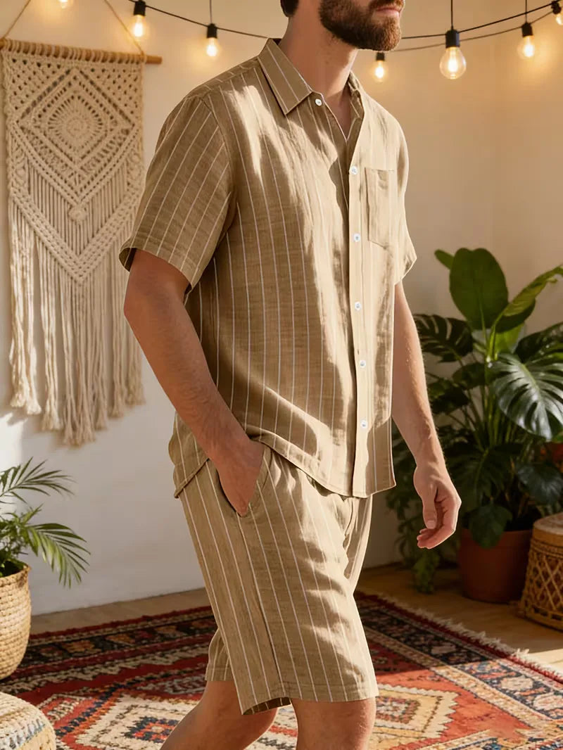 Tweedelige zomeroutfit voor mannen: comfortabel shirt met korte mouwen en casual broek.