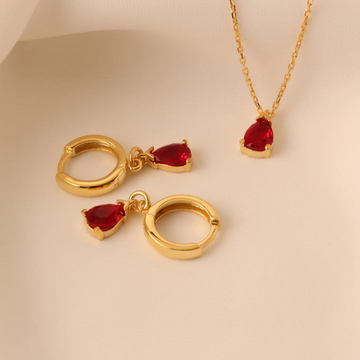 Luxe dames sieradenset met schitterende granaat geboortesteen hanger en bijpassende oorbellen.
