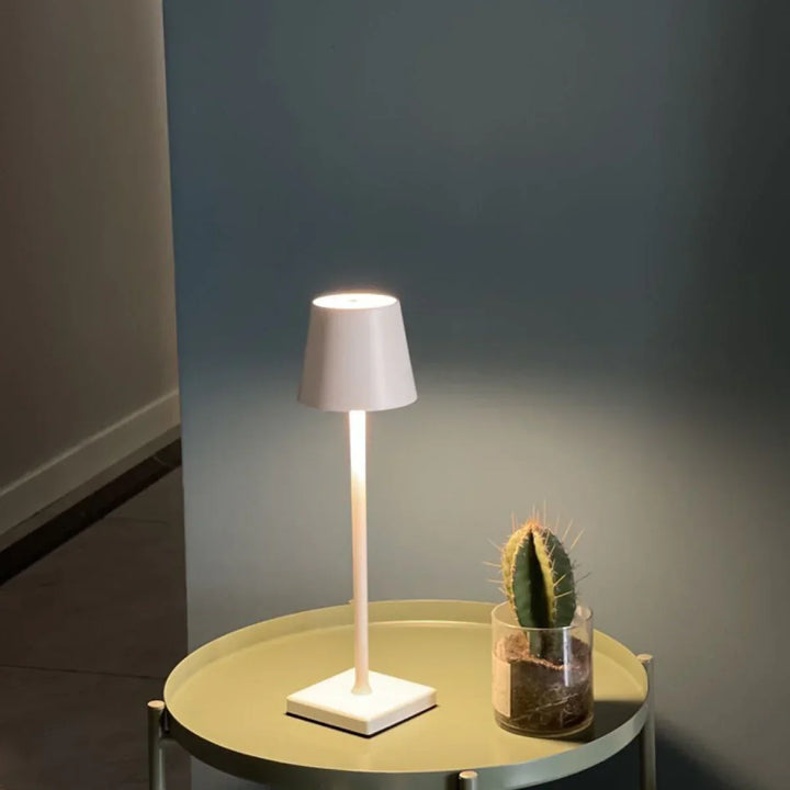 USB-oplaadbare LED tafellamp LumiAura, draadloos en dimbaar voor langdurige sfeerverlichting in huis of tuin.