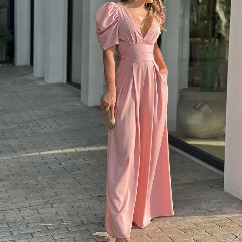 Comfortabele dames jumpsuit met wijde pijpen en elegante strikceintuur. Ideale zomerse feestkleding.