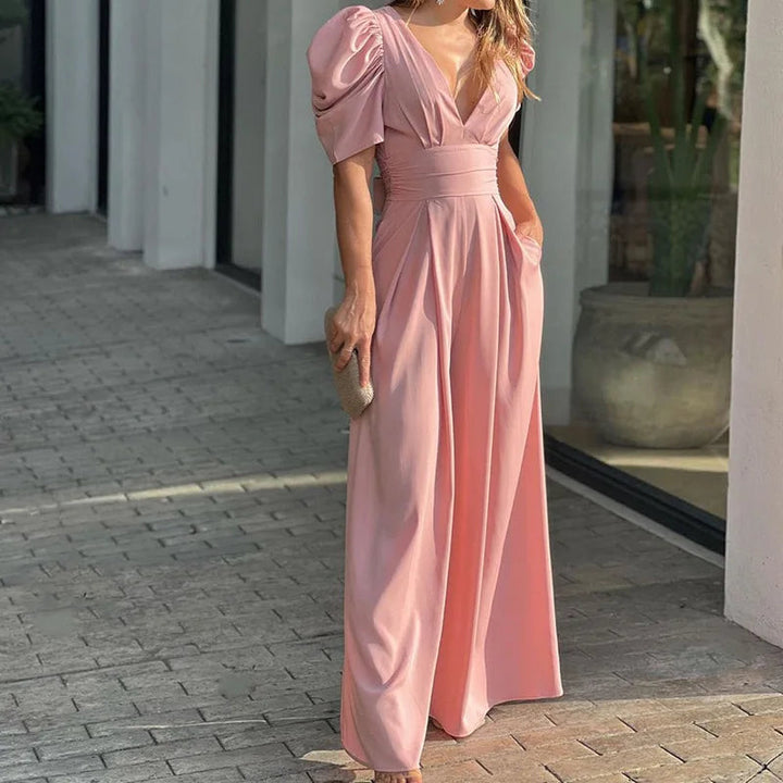 Comfortabele dames jumpsuit met wijde pijpen en elegante strikceintuur. Ideale zomerse feestkleding.