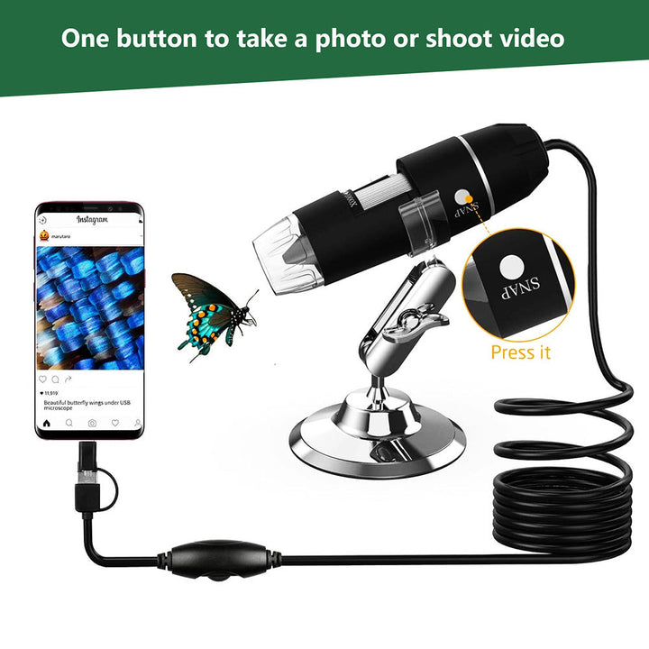Gebruiker observeert micro-objecten via digitale microscoop camera op smartphone. Handig voor veldonderzoek.