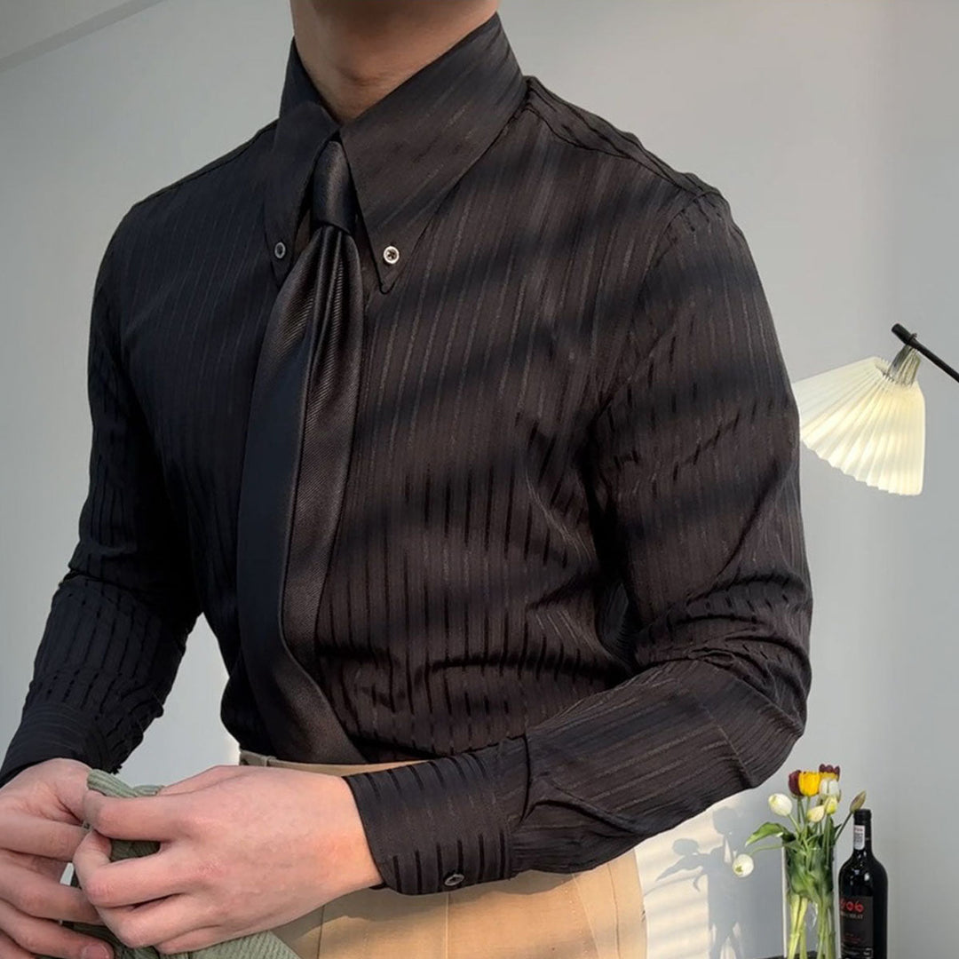 Model draagt elegant gestreept heren overhemd met lange mouwen en knoopkraag, ideaal voor kantoor.