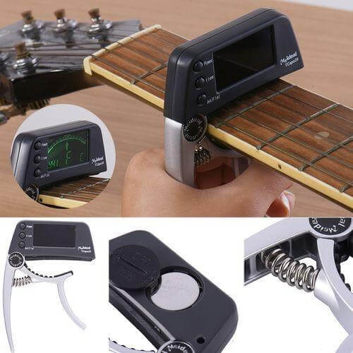 Lichtgewicht aluminium gitaar capo met ingebouwde chromatische tuner voor diverse snaarinstrumenten.
