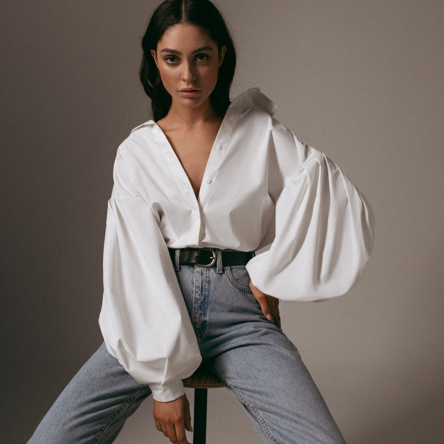 Modieuze effen dames top met unieke pofmouwen, perfect voor een stijlvolle en veelzijdige outfit. Tijdloze damesmode.