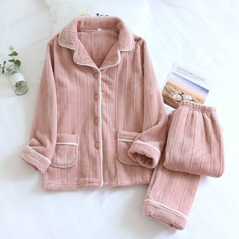 Warme flanellen pyjama voor dames en heren, ideaal als winterpyjama en comfortabele loungewear. Zacht en ademend.
