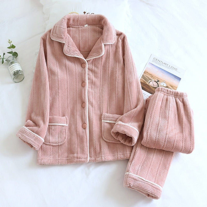 Warme flanellen pyjama voor dames en heren, ideaal als winterpyjama en comfortabele loungewear. Zacht en ademend.