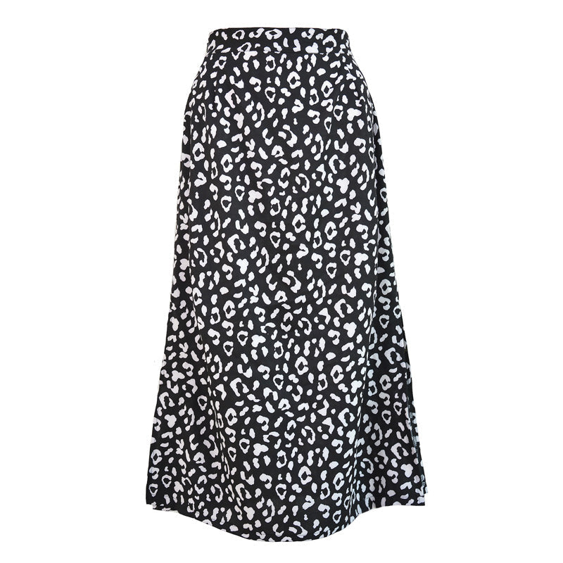 Stijlvolle dames maxi-rok met opvallende leopardprint, elegante split; een trendy item voor elke vrouw.