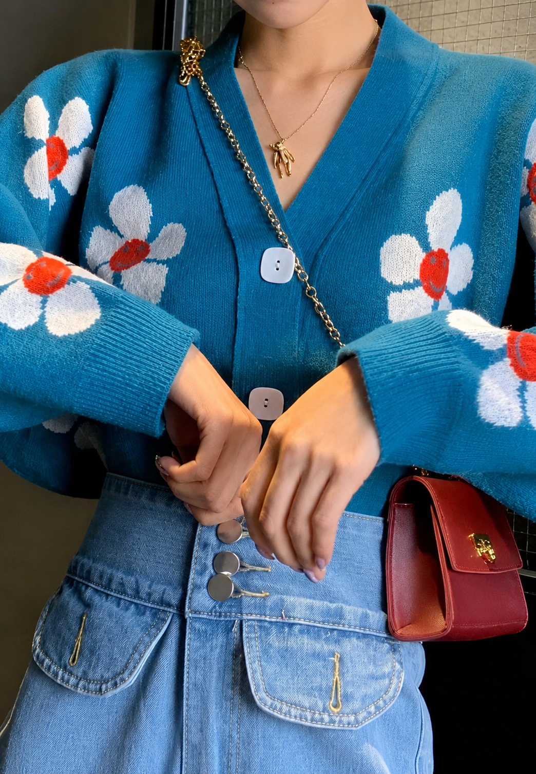 Veelzijdig damesvest met bloemenprint, V-hals en lange mouwen. Ideaal voor casual en elegante looks.