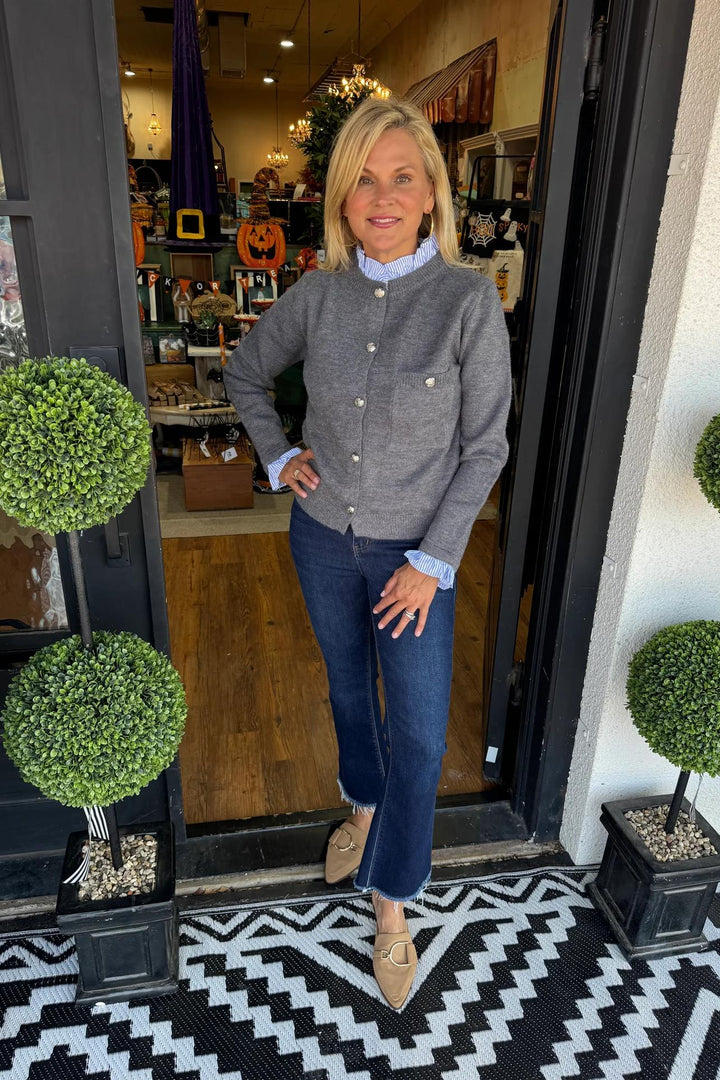 Elegant grijs damesvest met ronde hals en sierknopen. Stijlvolle herfstmode voor een casual-chic look.