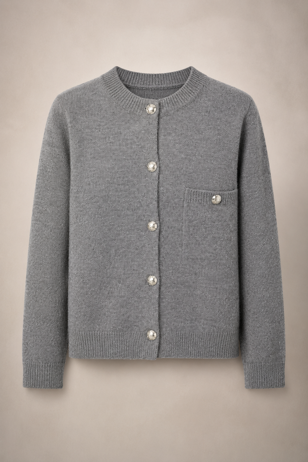 Modern grijs damesvest met ronde hals, afgewerkt met elegante sierknopen. Essentieel voor de herfstcollectie.