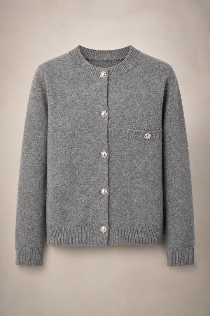 Modern grijs damesvest met ronde hals, afgewerkt met elegante sierknopen. Essentieel voor de herfstcollectie.