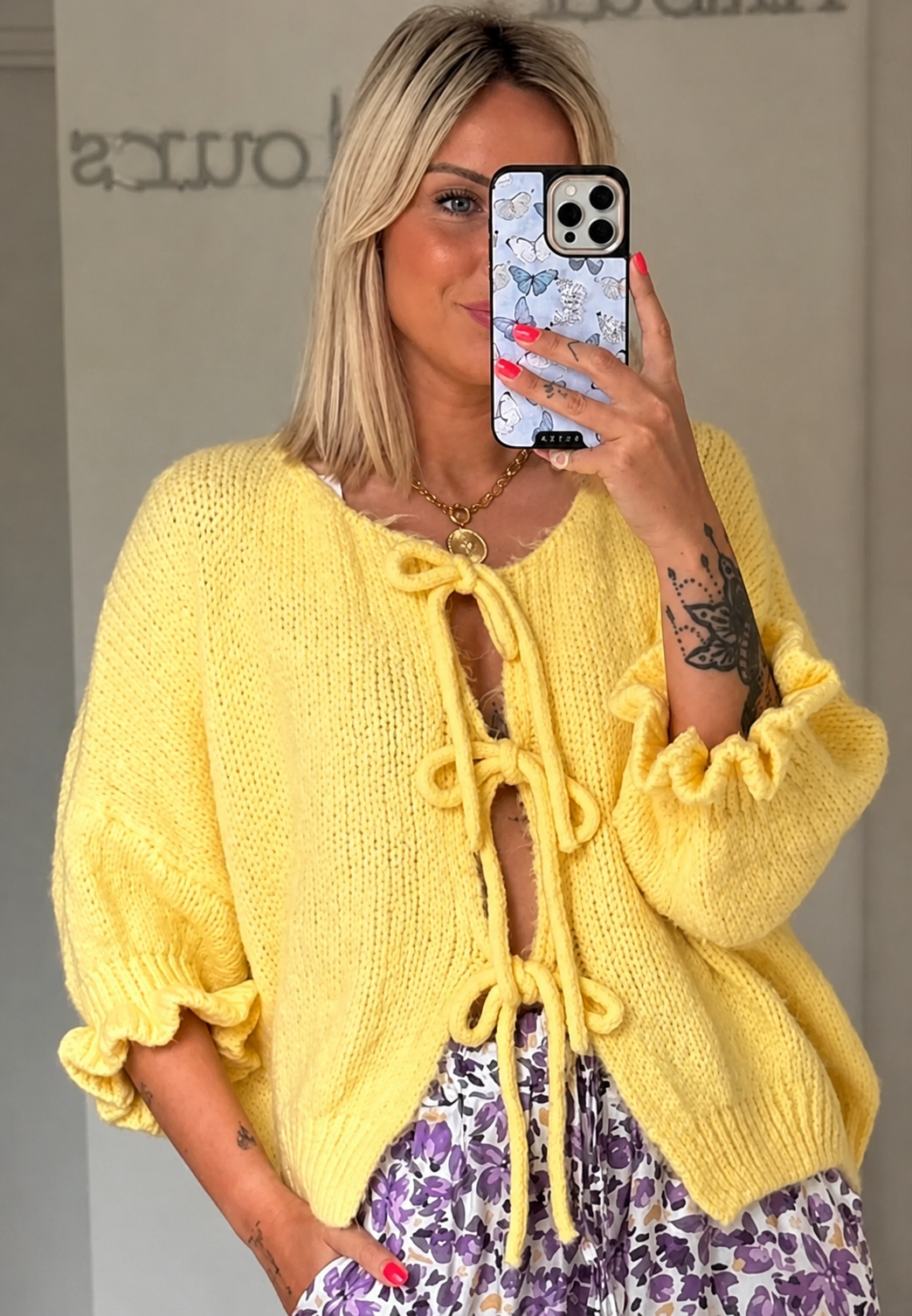 Comfortabel geel damesvestje met strikjes, perfect voor een veelzijdige casual of chique look.