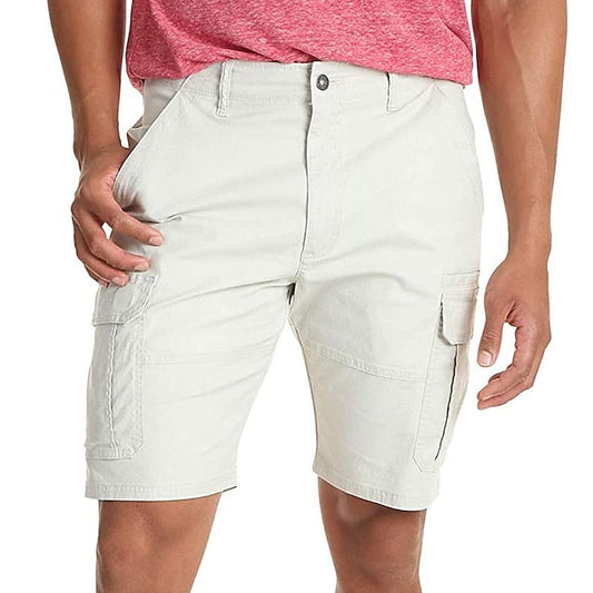 "Cargo shorts in wit, ademend en comfortabel met ruime zakken voor een stijlvolle, casual zomerlook."