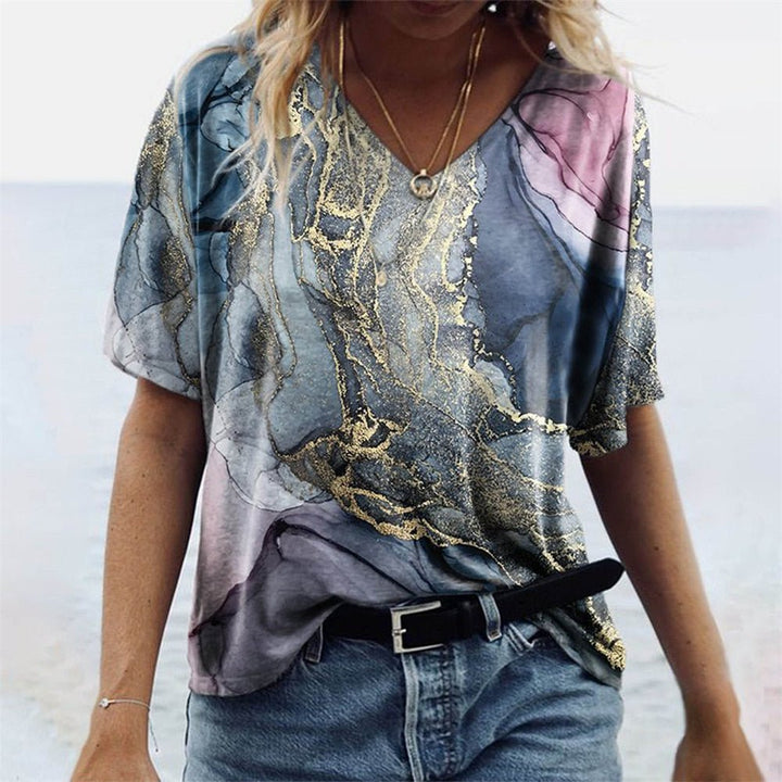 Modern dames t-shirt met abstract design, V-hals en korte mouw, een casual zomer essential.