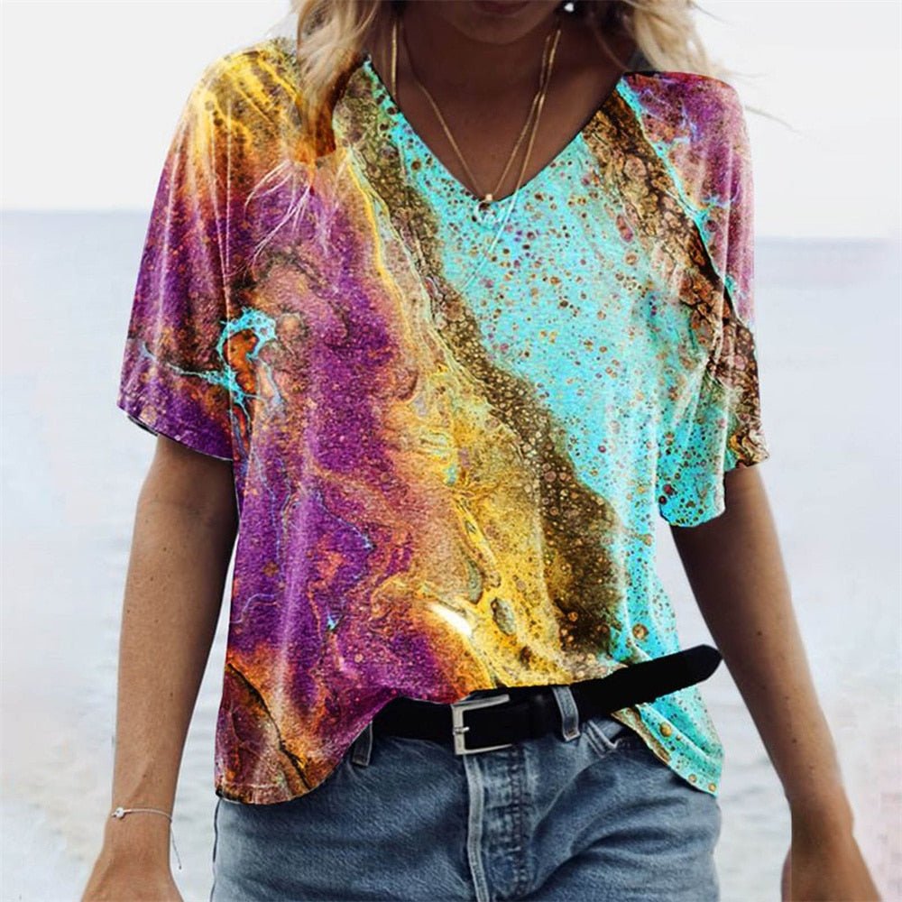 Trendy dames t-shirt, zomerklaar, met levendige abstracte print en comfortabele V-hals.