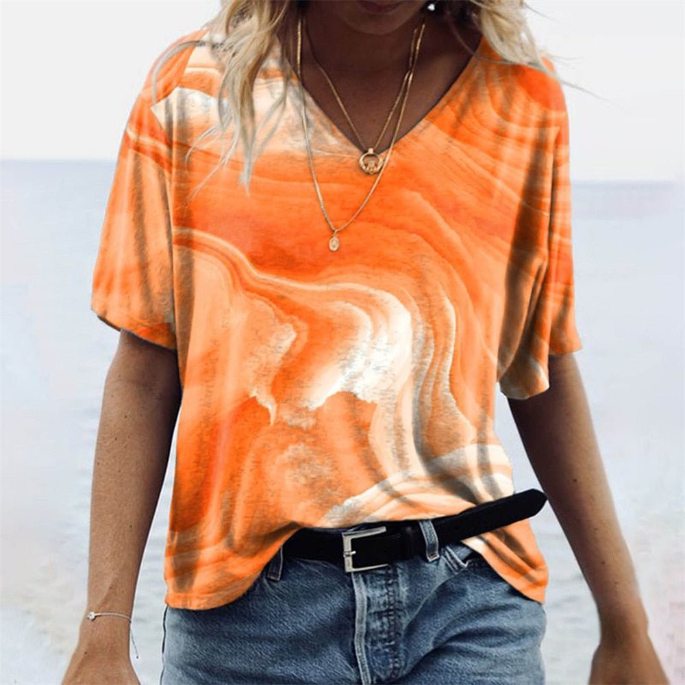 Stijlvol dames t-shirt met V-hals, korte mouwen en unieke abstracte print, perfect voor de zomer.