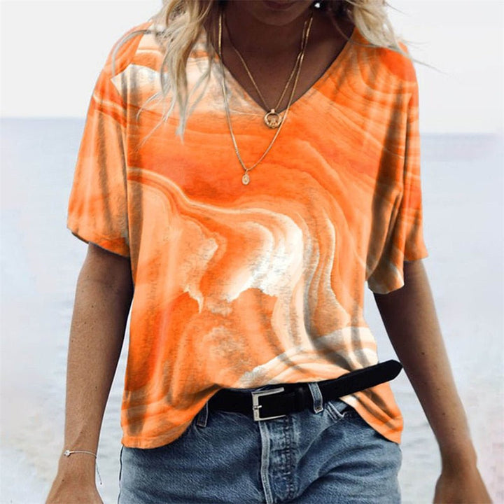 Stijlvol dames t-shirt met V-hals, korte mouwen en unieke abstracte print, perfect voor de zomer.