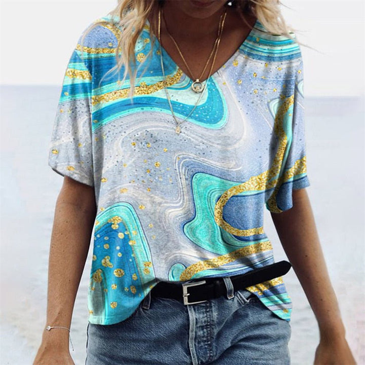 Dames zomers t-shirt met trendy abstracte print en flatterende V-hals, ideaal voor casual dagen.