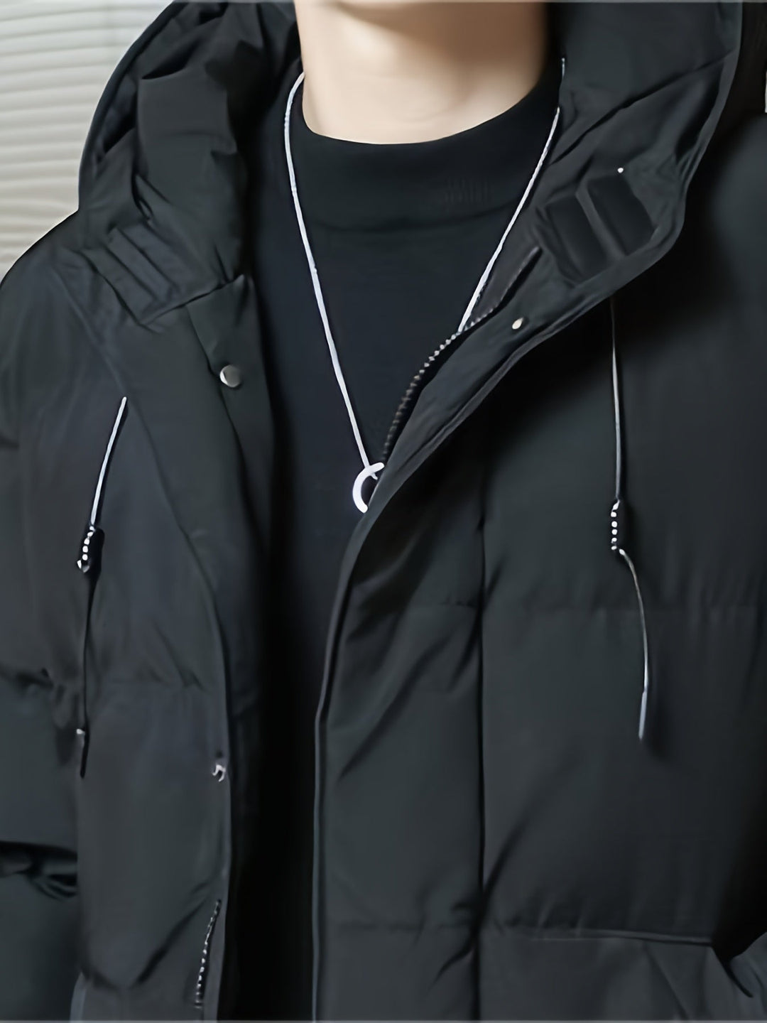 Moderne zwarte heren winterjas, een gewatteerde parka voor stijlvolle winterlooks.