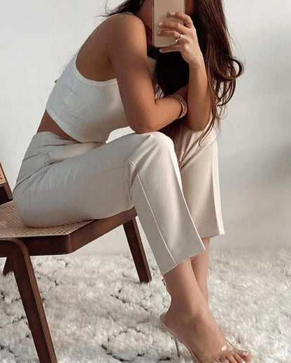 "Casual Amber broek, rechte pijpen, beige, comfortabele stof, veelzijdige look voor dames, ideaal voor dagelijks gebruik."