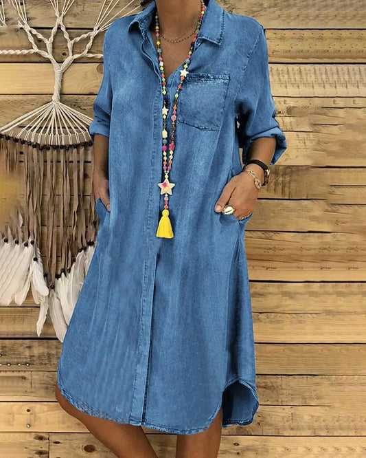"Casual denim blousejurk met relaxte pasvorm, knoopsluiting en borstzak, ideaal voor strand en citytrip."