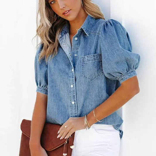 "Casual Nova denim overhemd voor dames, korte mouwen, ademend blauw met relaxte pasvorm, ideaal voor lente en zomer."