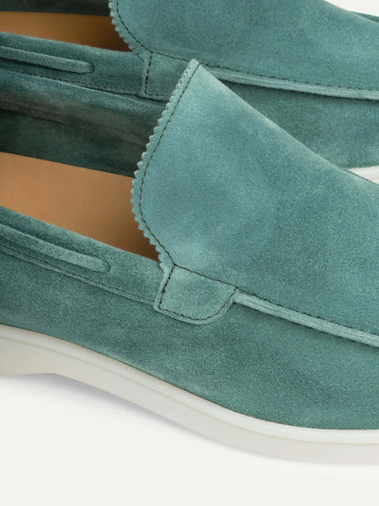 "Casual suède-look herenschoen met moderne witte zool; instapmodel zonder veters voor comfort en stijl."