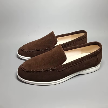 "Casual suède-look herenschoen met moderne witte zool; instapmodel zonder veters voor comfort en stijl."