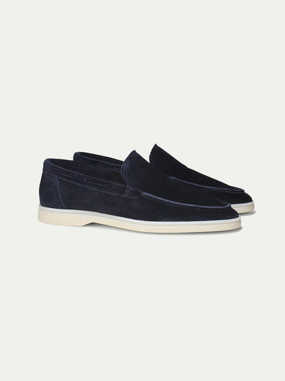 "Casual suède-look herenschoen met moderne witte zool; instapmodel zonder veters voor comfort en stijl."