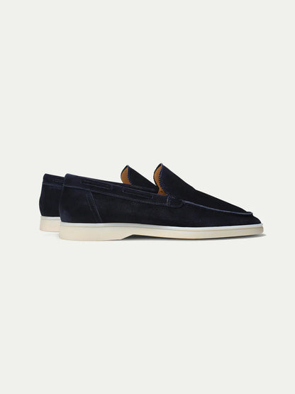 "Casual suède-look herenschoen met moderne witte zool; instapmodel zonder veters voor comfort en stijl."