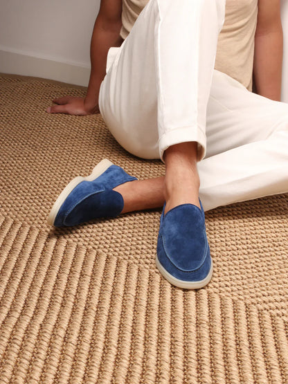 "Casual suède-look herenschoen met moderne witte zool; instapmodel zonder veters voor comfort en stijl."