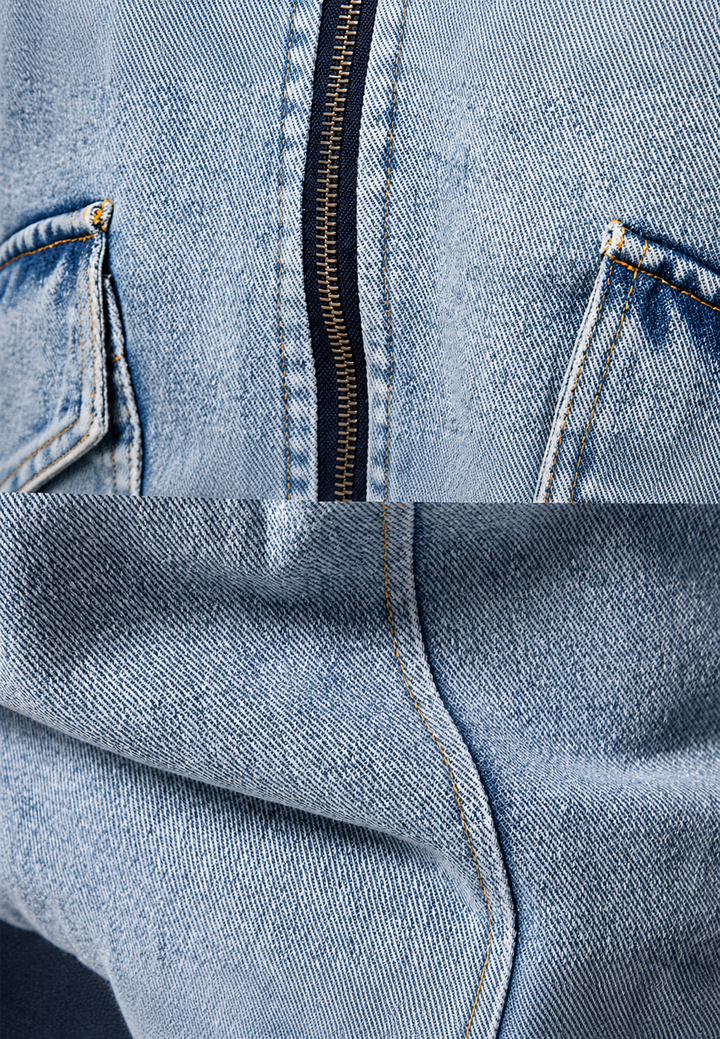 Trendy heren winterjas: denim bomberjack met schapenvachtlook voor een warme, casual look.