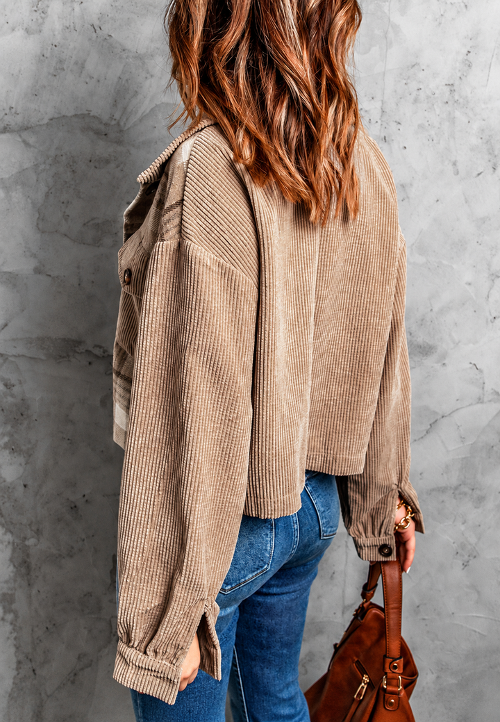 Casual chic beige dames cropped jasje met ruitjespatroon. Een veelzijdige en stijlvolle toevoeging voor de herfst.