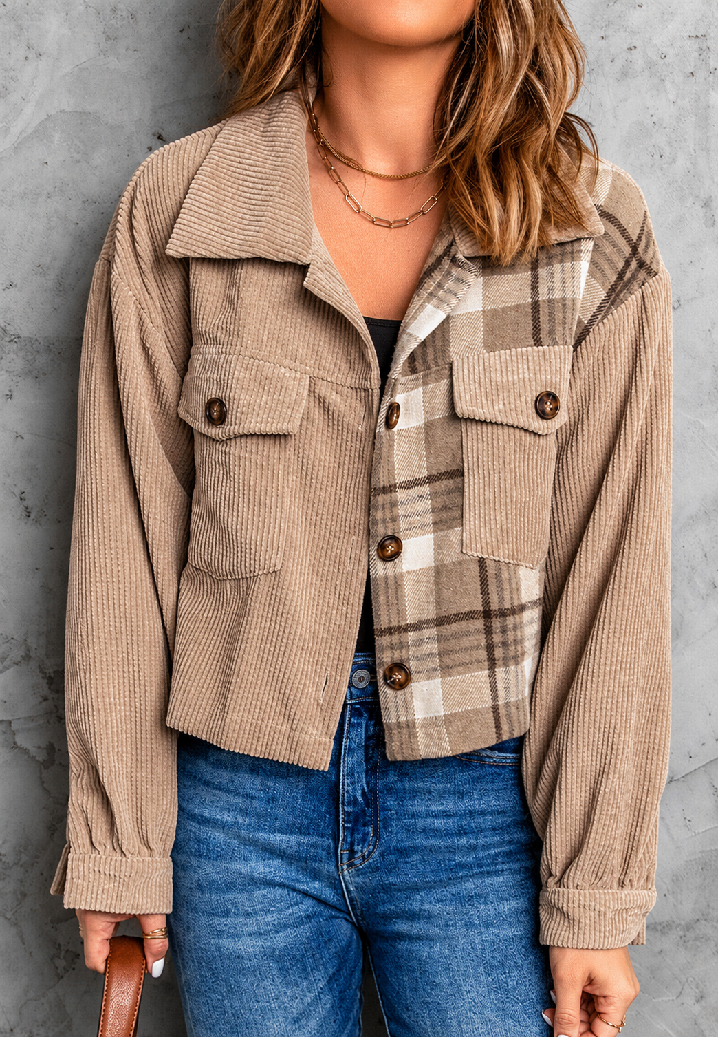 Stijlvol cropped ruitjespatroon damesjasje in beige, perfect voor een trendy casual herfstlook.