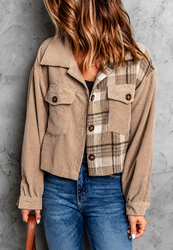 Trendy beige dames cropped jasje met ruitjespatroon en knoopsluiting, ideaal voor de herfstmode.