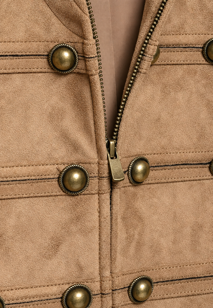Dames bovenkleding: koffiekleurige korte jas in militaire stijl. Trendy en warm voor herfst. Met epauletten.