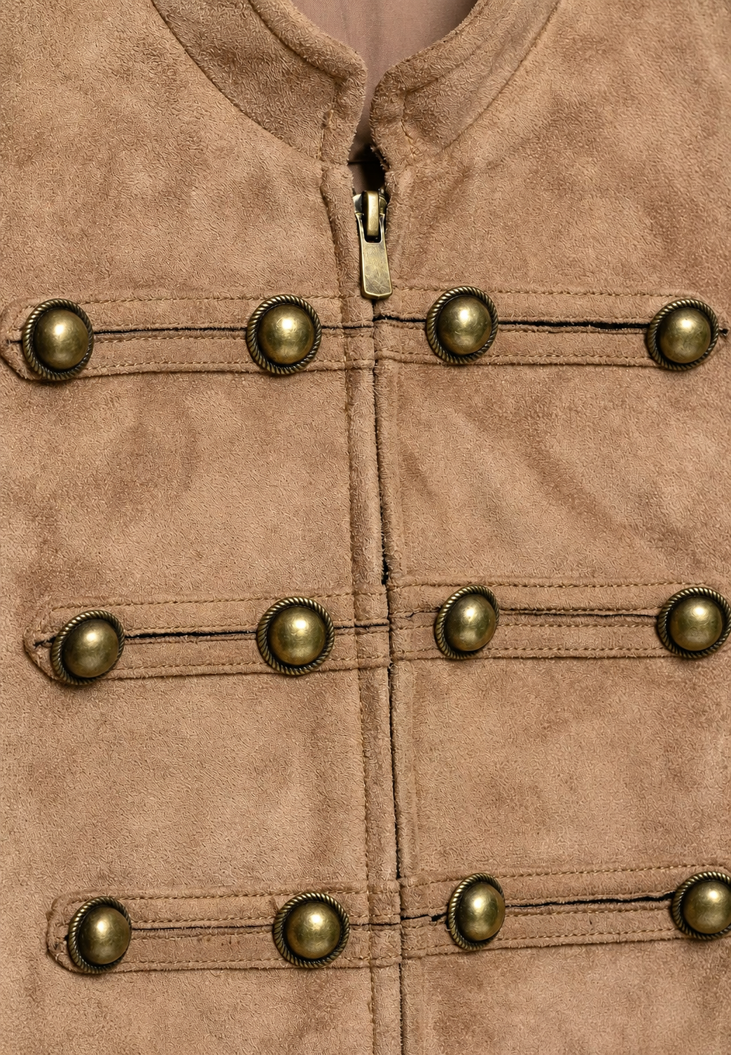 Militaire stijl damesjas, korte pasvorm, koffiekleurig. Trendy herfstjas met epauletten en hoge kraag.