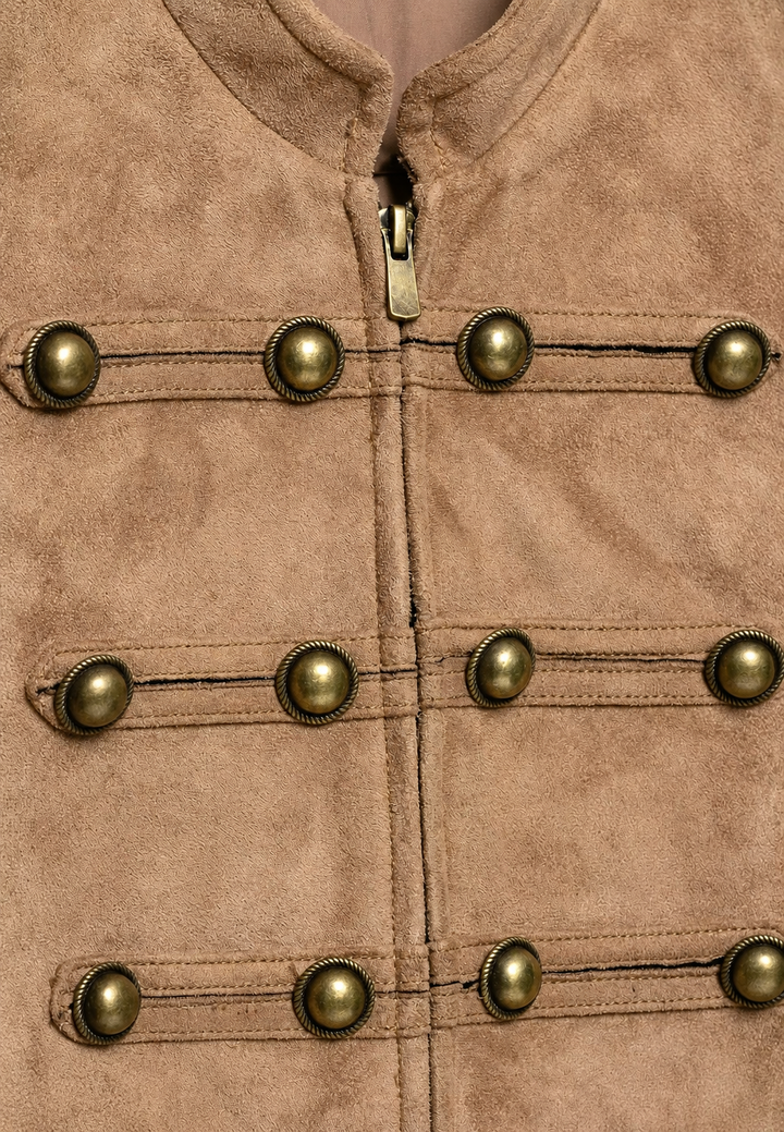 Militaire stijl damesjas, korte pasvorm, koffiekleurig. Trendy herfstjas met epauletten en hoge kraag.