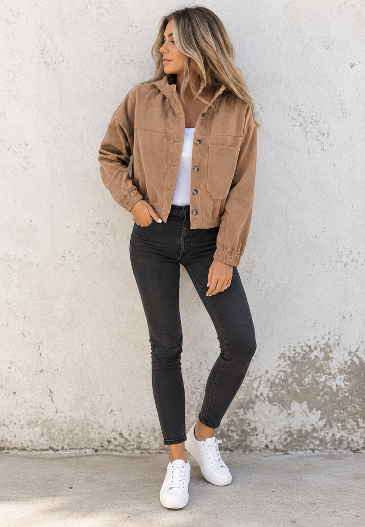 Trendy grijs kort damesjasje met geribbelde textuur, perfect voor casual mode en comfortabele dameskleding.