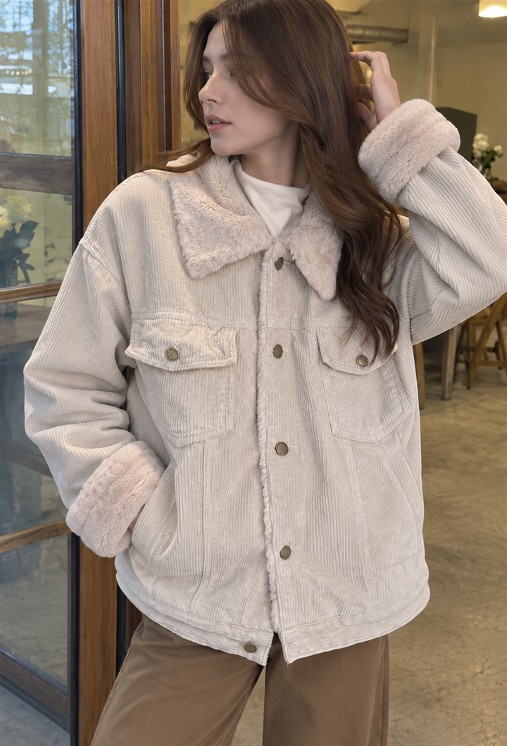 Geribbelde khaki dames winterjas met zachte teddy kraag, losvallend en warm, perfect voor koude dagen.