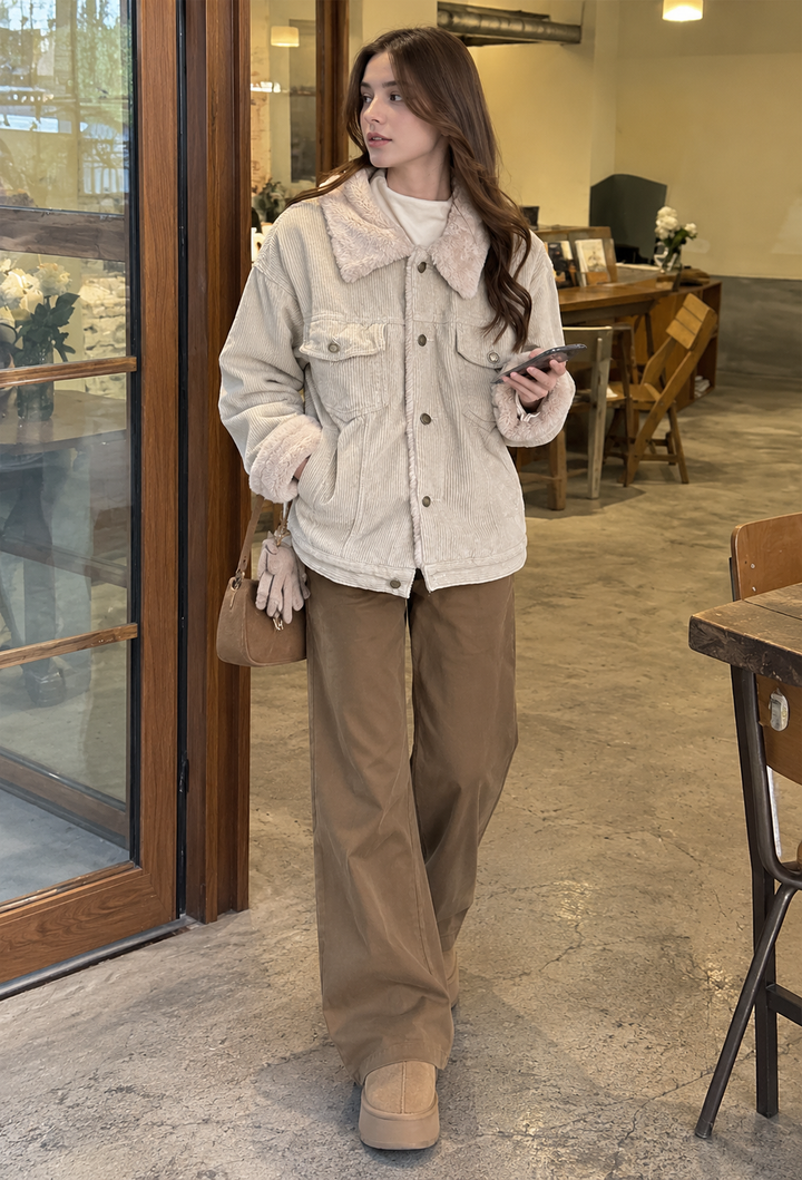 Dames warme jas met zachte kraag en geribbelde textuur in beige/khaki, ideaal voor herfst/winter.