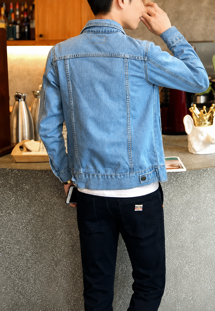 Heren spijkerjack met gewassen effect, perfect voor een stijlvolle casual look. Voorzien van borstzakken.