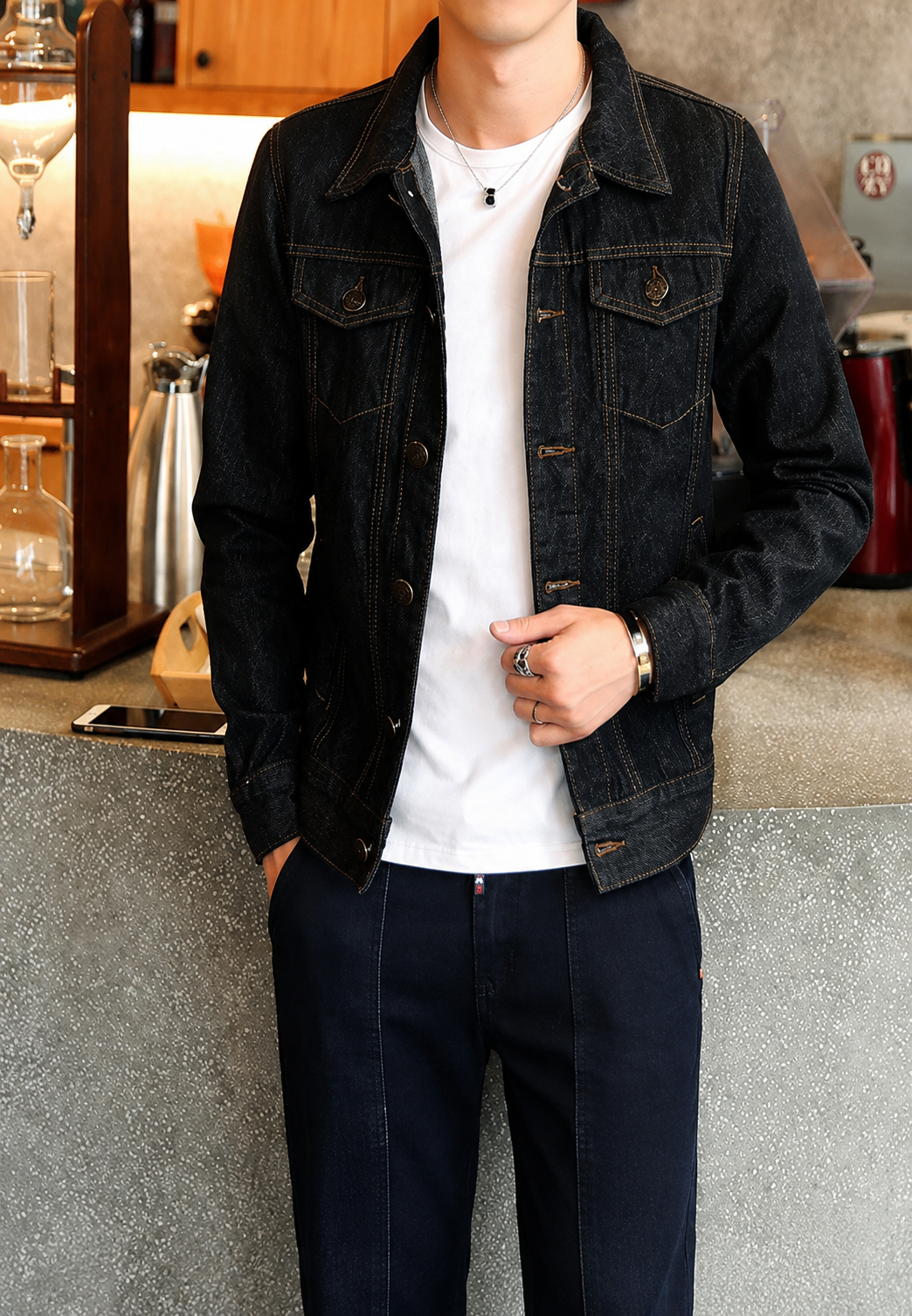 Duurzaam heren jeansjack in donkerblauw/zwart, met unieke gewassen finish en dubbele borstzakken.