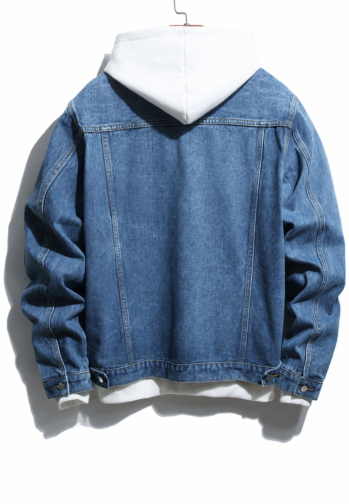 Casual blauw heren jeansjack met een trendy gewassen afwerking en gescheurde elementen, ideaal voor streetwear.