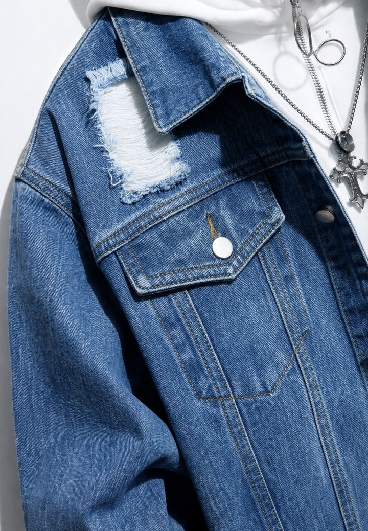 Gescheurd blauw heren denimjack met een unieke gewassen look, perfect voor een ruige en modieuze uitstraling.