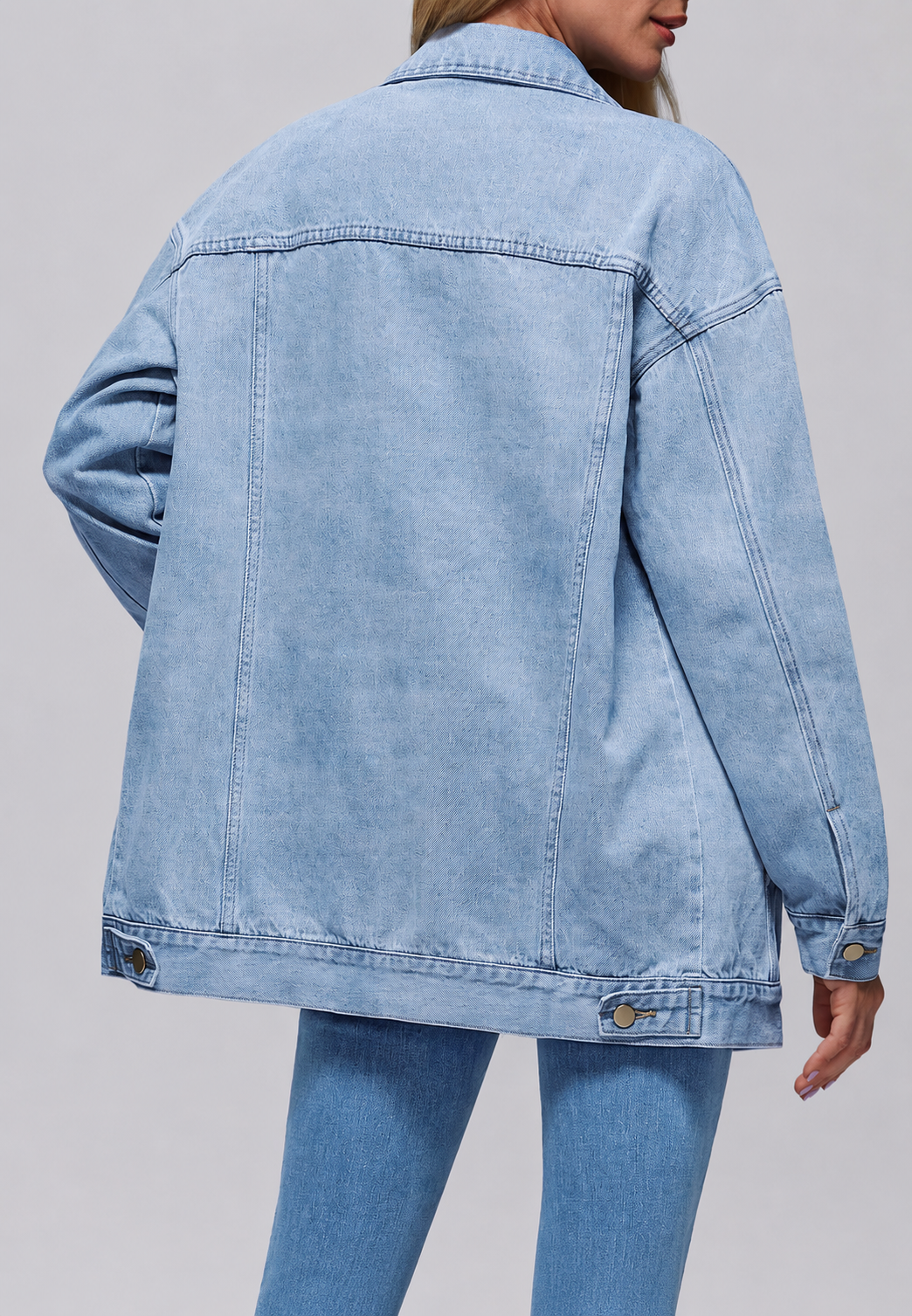 Comfortabele lange denimjas voor dames, oversized pasvorm, ideaal voor gelaagde straatstijl in blauwe tint.
