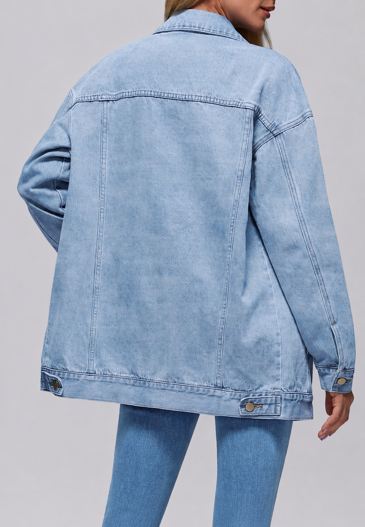 Comfortabele lange denimjas voor dames, oversized pasvorm, ideaal voor gelaagde straatstijl in blauwe tint.