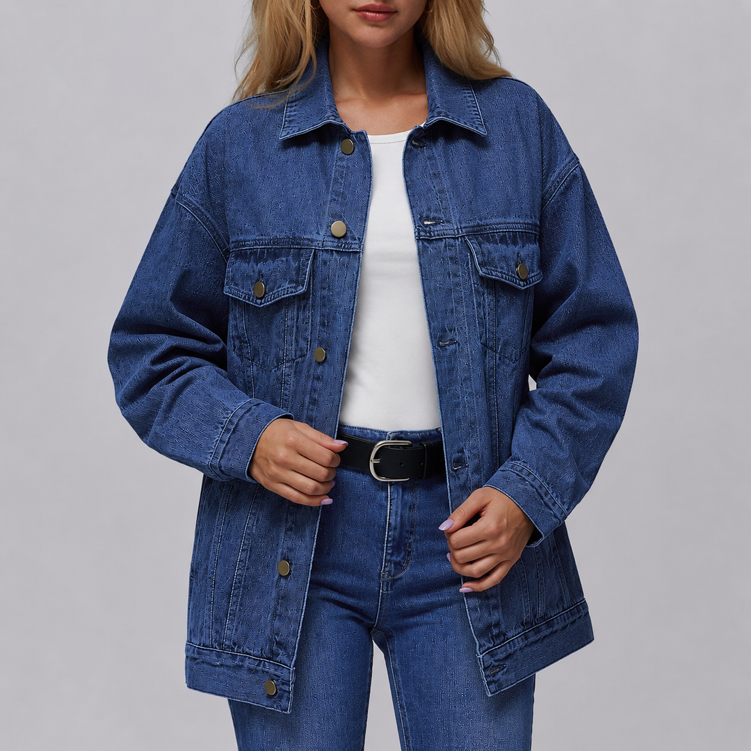 Trendy lange damesjas van blauw denim, oversized fit en comfort, een essentiële spijkerjas voor casual mode.