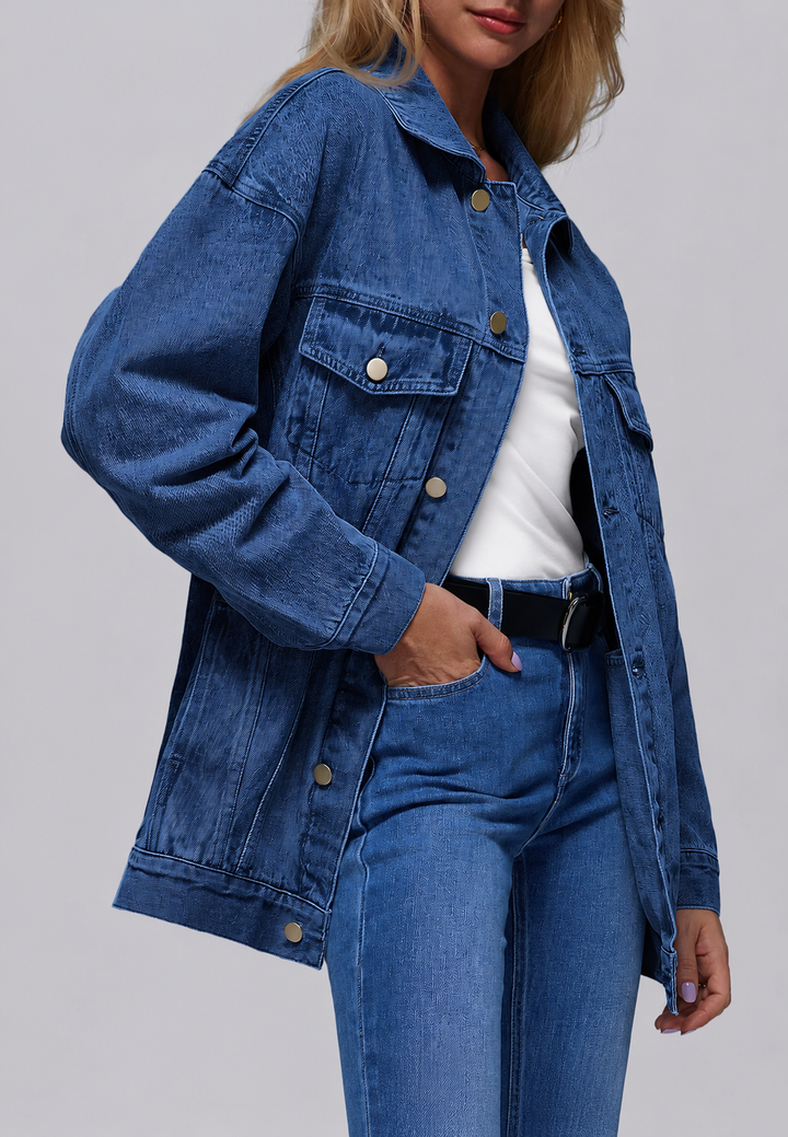 Stijlvolle dames spijkerjas, lang model met klepzakken, blauw denim, veelzijdig voor lente en herfst mode.
